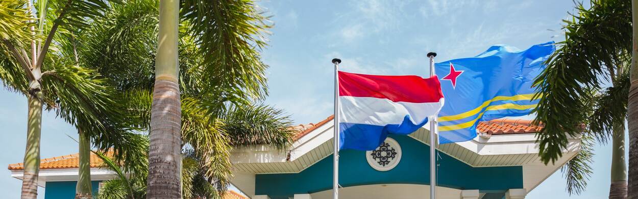 Banderanan di Hulanda y Aruba colga pafo dilanti entrada di  Cas Ceremonial
