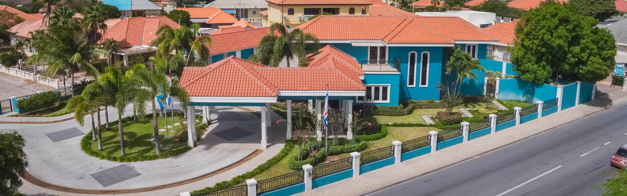 Potret di e anterior Cas di Gobernador di Aruba, saca cu drone for di banda di caya