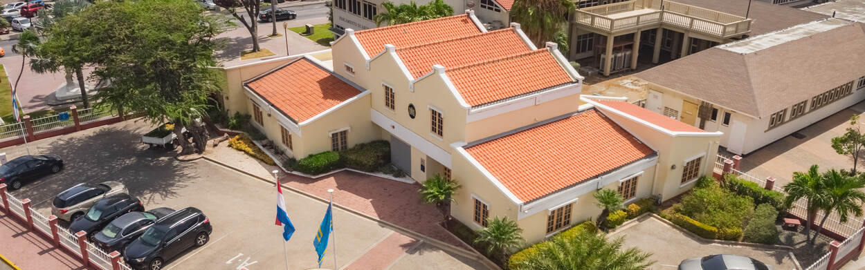 Potret di edificio di e Gabinete di Gouverneur di Aruba saca di laira cu un drone