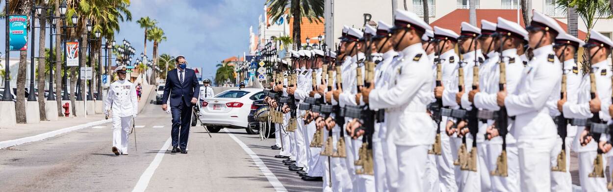 Gobernador Boekhoudt cu un Ayudante y demas militarnan enfrente Parlamento di Aruba prome cu apertura di aña parlamentario